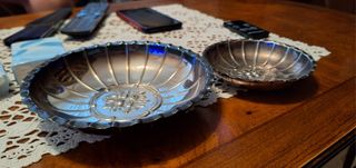 2 Bandejas de metal antiguas. Diametro 16 y 12