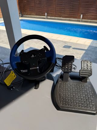 Volante Thrustmaster T150  y pedales.