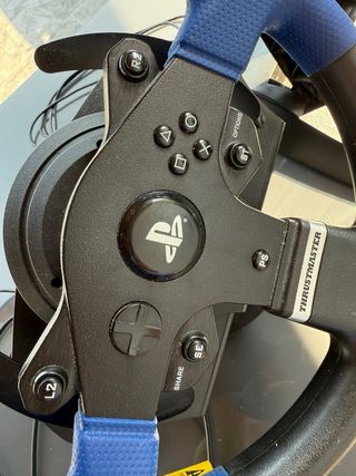 Volante Thrustmaster T150  y pedales.