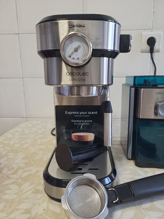 Cafetera express Cecotec + molinillo
