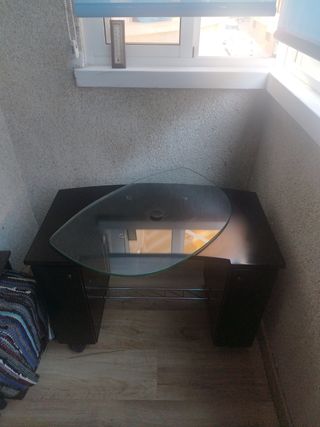 Mesa TV negra con cristal