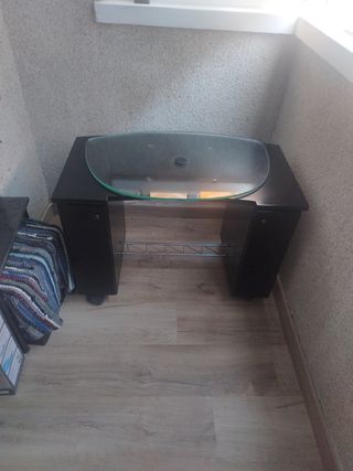 Mesa TV negra con cristal