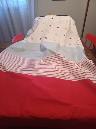 Cortinas infantiles rojas y blancas