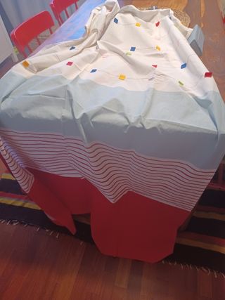 Cortinas infantiles rojas y blancas