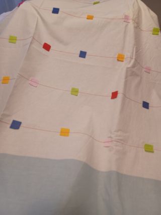 Cortinas infantiles rojas y blancas