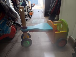 Correpasillos infantil de madera con cestita