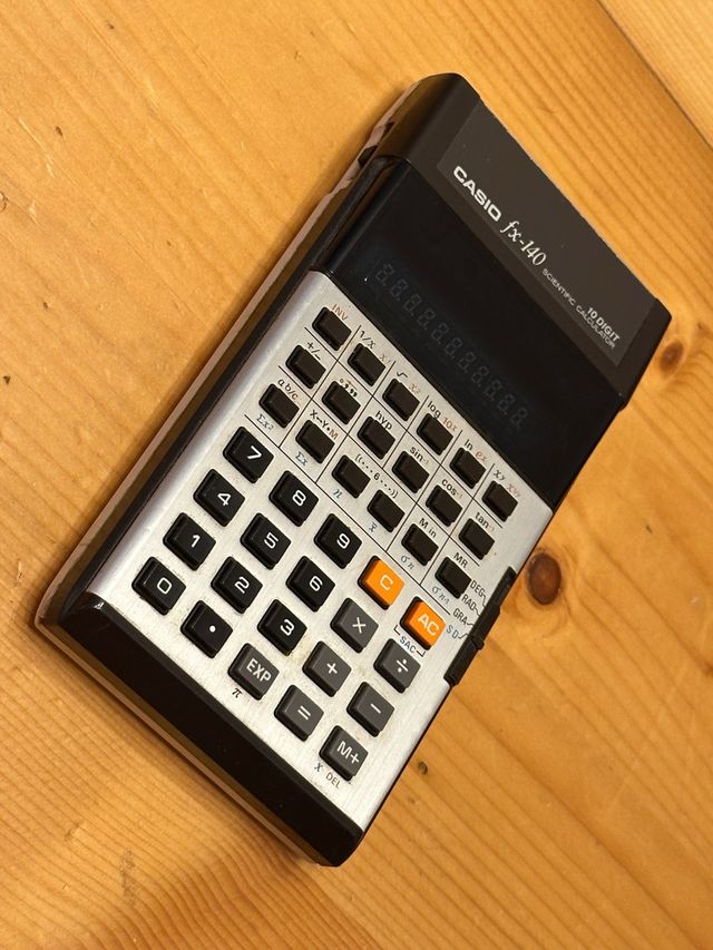 Calcolatrice vintage Casio FX-140 (non si accende)