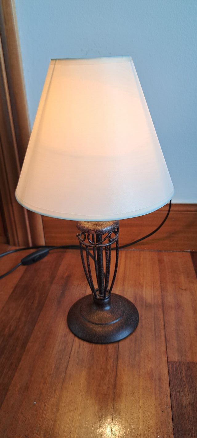 PAREJA DE LAMPARAS NUEVAS DE MESILLA .