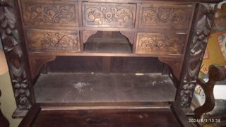 Bargueño antiguo de madera tallada