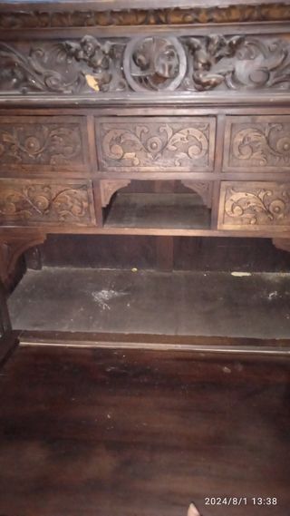 Bargueño antiguo de madera tallada