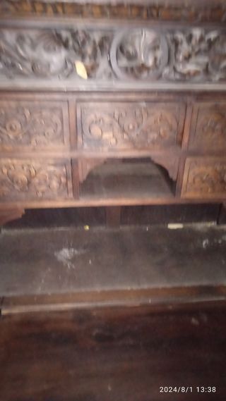 Bargueño antiguo de madera tallada