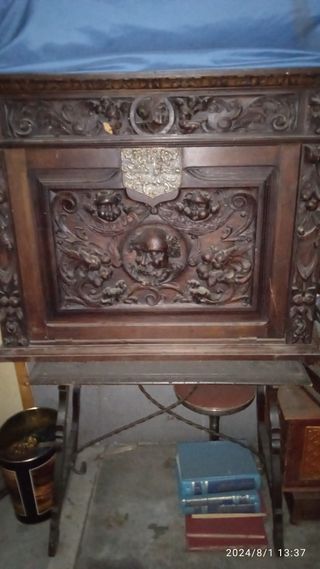Bargueño antiguo de madera tallada