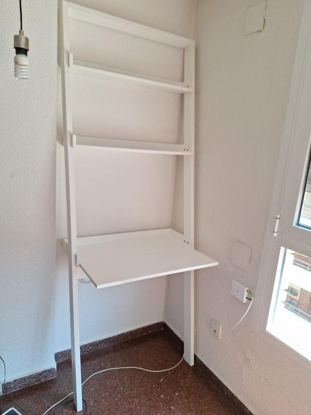 Escritorio blanco con estantes - Madera.