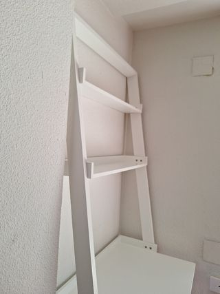 Escritorio blanco con estantes - Madera.