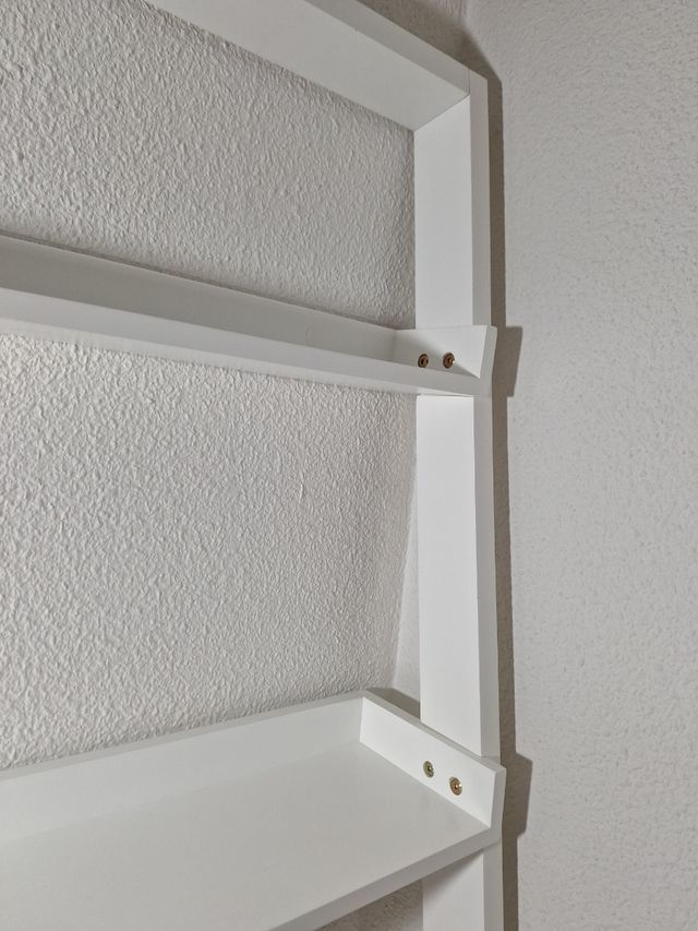 Escritorio blanco con estantes - Madera.