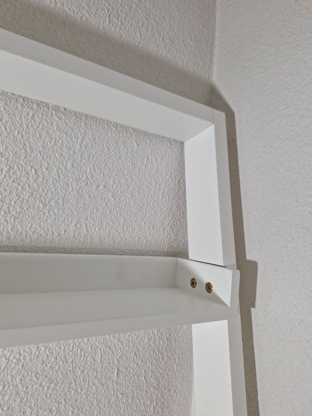 Escritorio blanco con estantes - Madera.