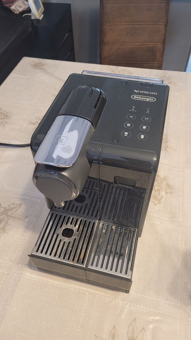 Cafetera Nespresso Delonghi Lattissima Touch EN560
