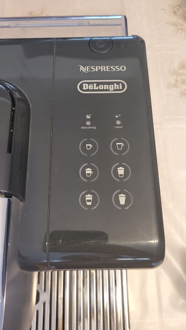 Cafetera Nespresso Delonghi Lattissima Touch EN560