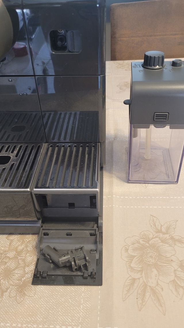 Cafetera Nespresso Delonghi Lattissima Touch EN560