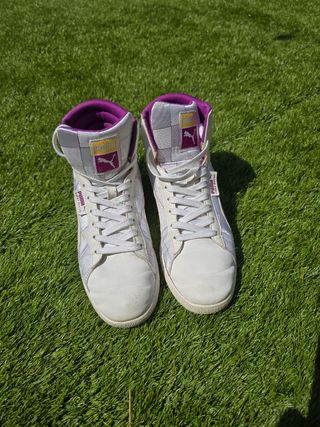 Zapatillas Puma altas blancas y moradas