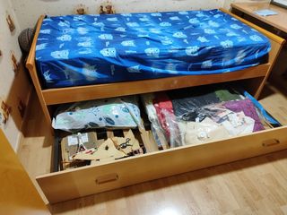 Armario rinconero juvenil y doble cama