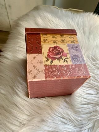 Caja estilo vintage-romántico con diseño patchwork