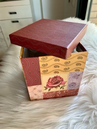 Caja estilo vintage-romántico con diseño patchwork