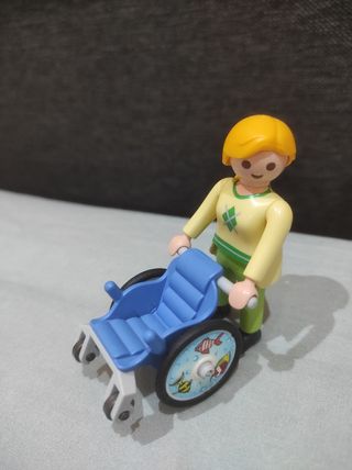 Playmobil: cuidadora y silla ruedas