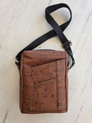 Bolso compacto bandolera de corcho hecho a mano 