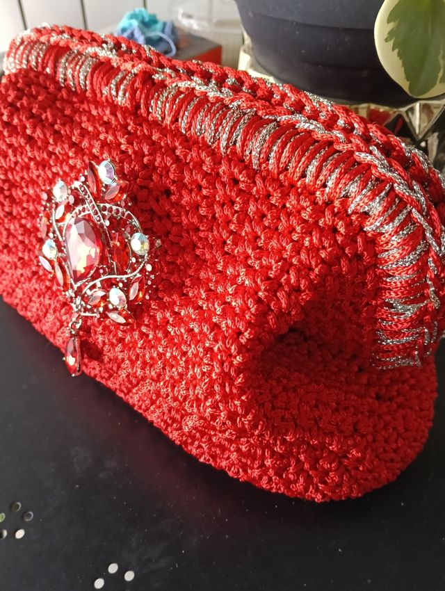 Borsetta uncinetto rossa con spilla removibile 