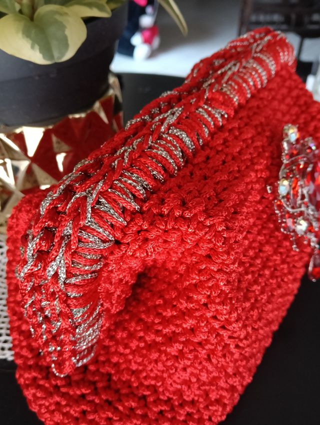 Borsetta uncinetto rossa con spilla removibile 