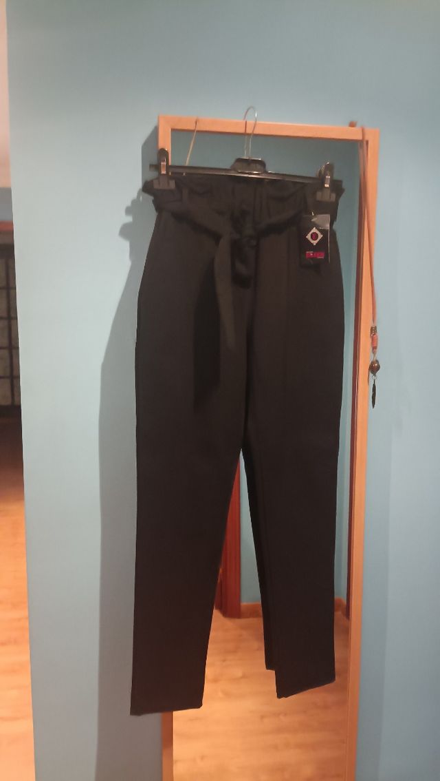 Pantalón negro elástico con cinturón