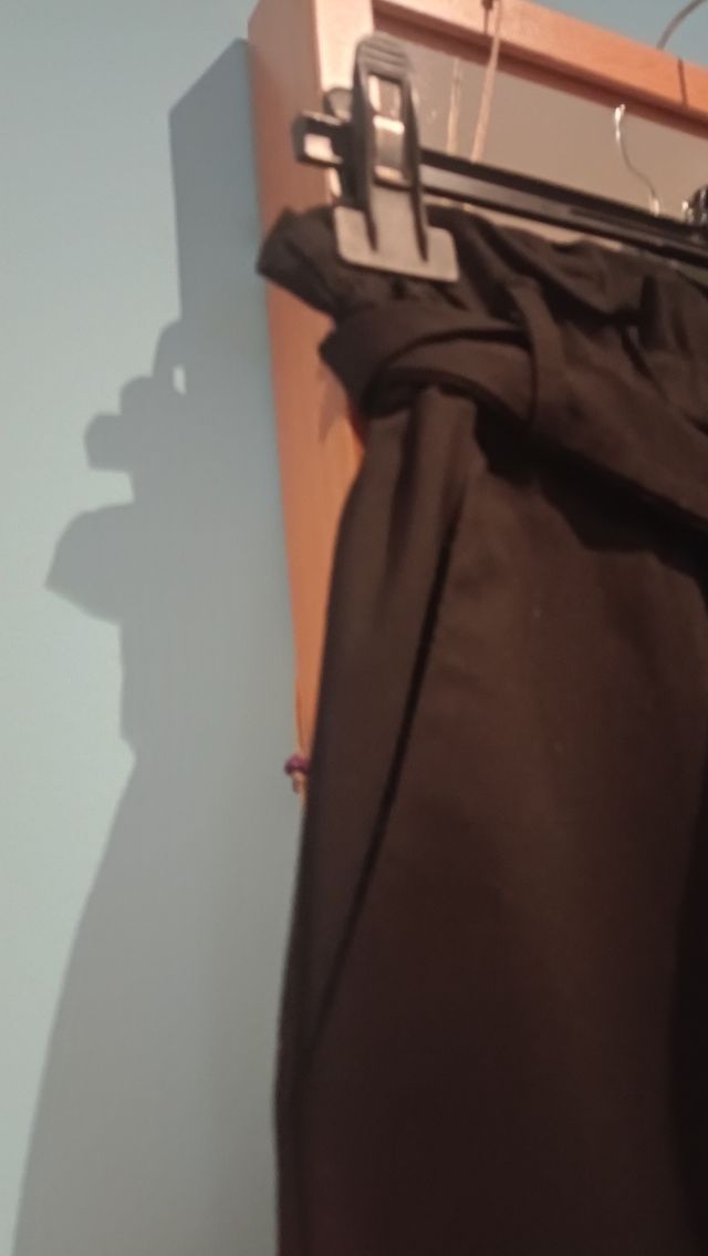 Pantalón negro elástico con cinturón