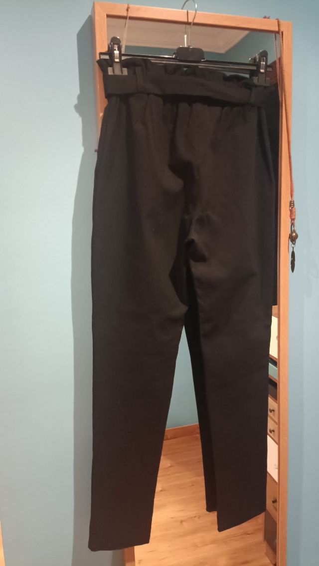 Pantalón negro elástico con cinturón
