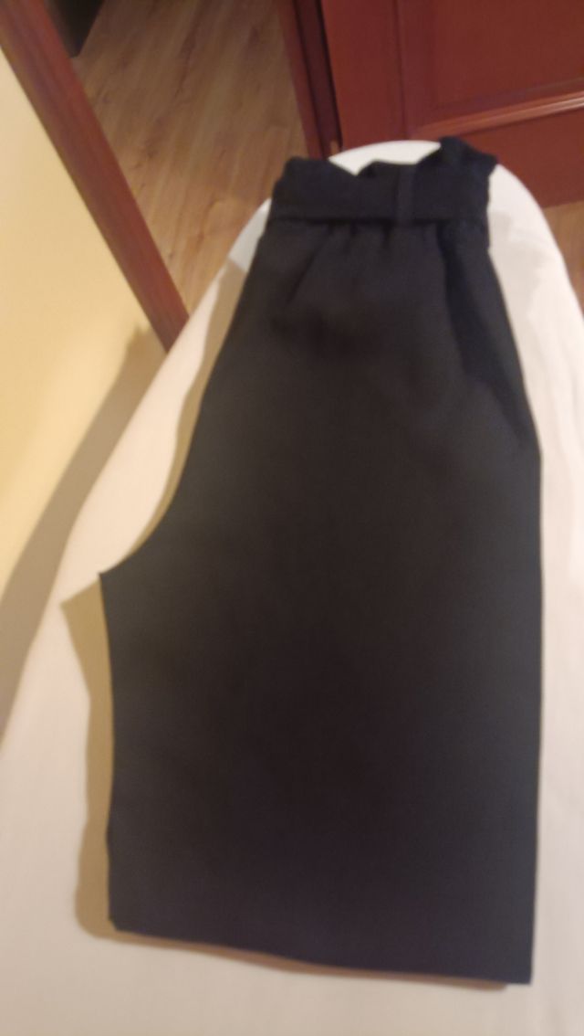 Pantalón negro elástico con cinturón