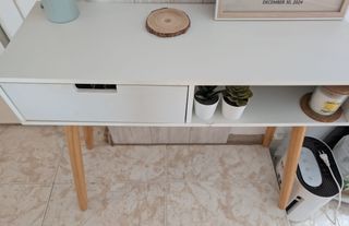 Recibidor blanco de madera