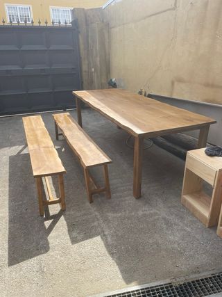 Mesa y 2 bancos de madera rústica