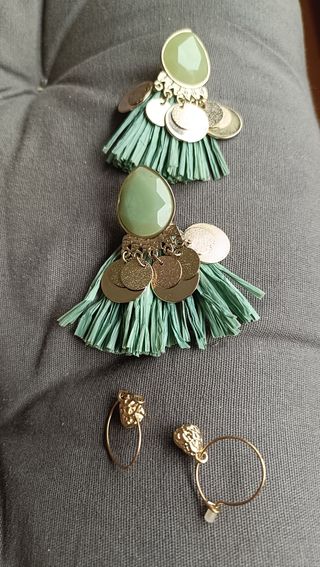 Pendientes dorados y verdes