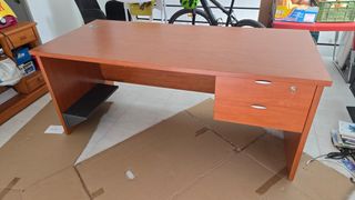 Mesa escritorio con cajones
