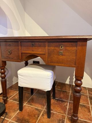 Escritorio antiguo de madera