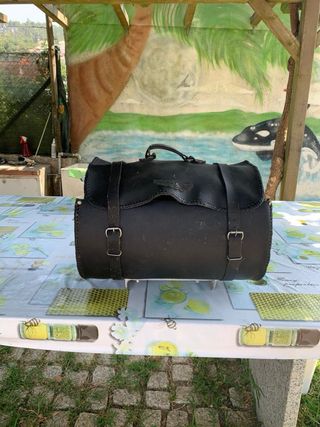 Baúl de piel negro chopper