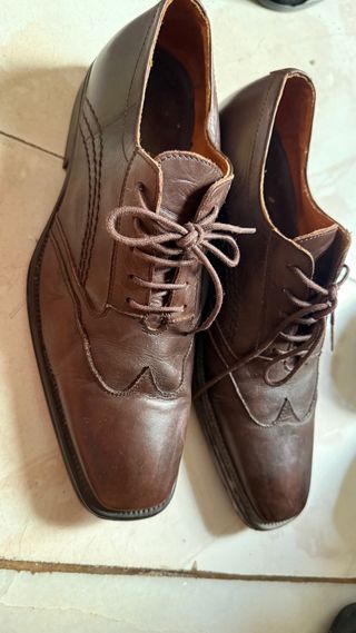 Zapatos de cuero marrón
