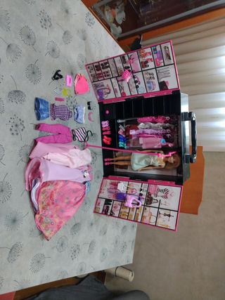 Armario Barbie portátil rosa y negro