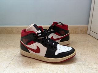 Jordan 1 Mid - Chicago Bulls