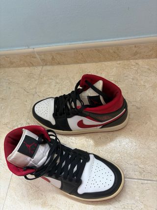 Jordan 1 Mid - Chicago Bulls