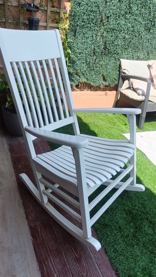 Mecedora blanca de madera