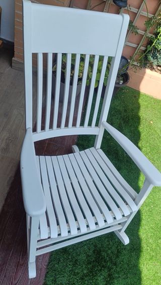 Mecedora blanca de madera
