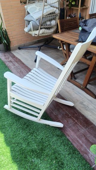 Mecedora blanca de madera