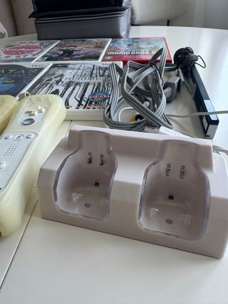 Wii blanca + 6 juegos+funda+cargador de mandos.