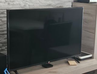 Televisión LG 4K de 43" - Modelo 43UN73006LC